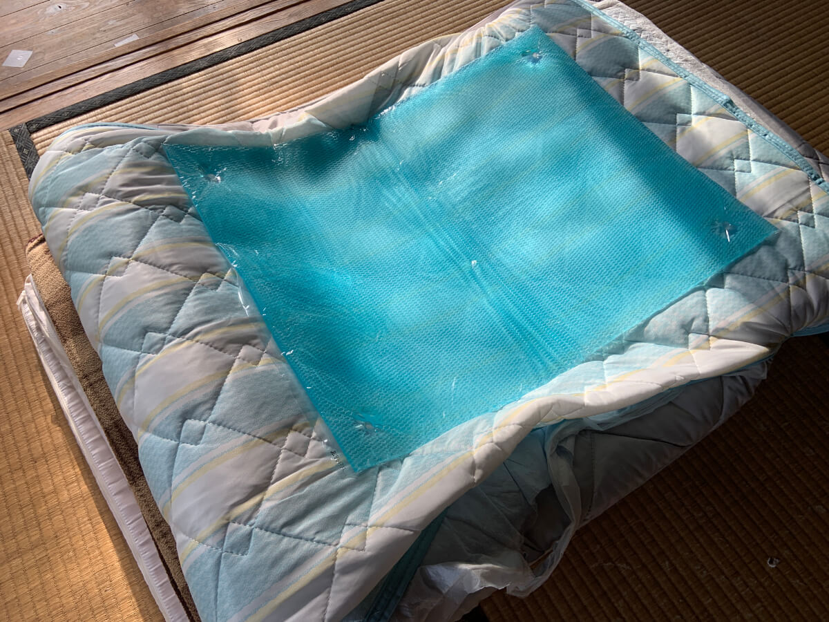 老犬介護のベッド：長座布団に冷感マットを敷いた
